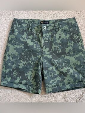 Lee regular fit mid rise shorts size 10